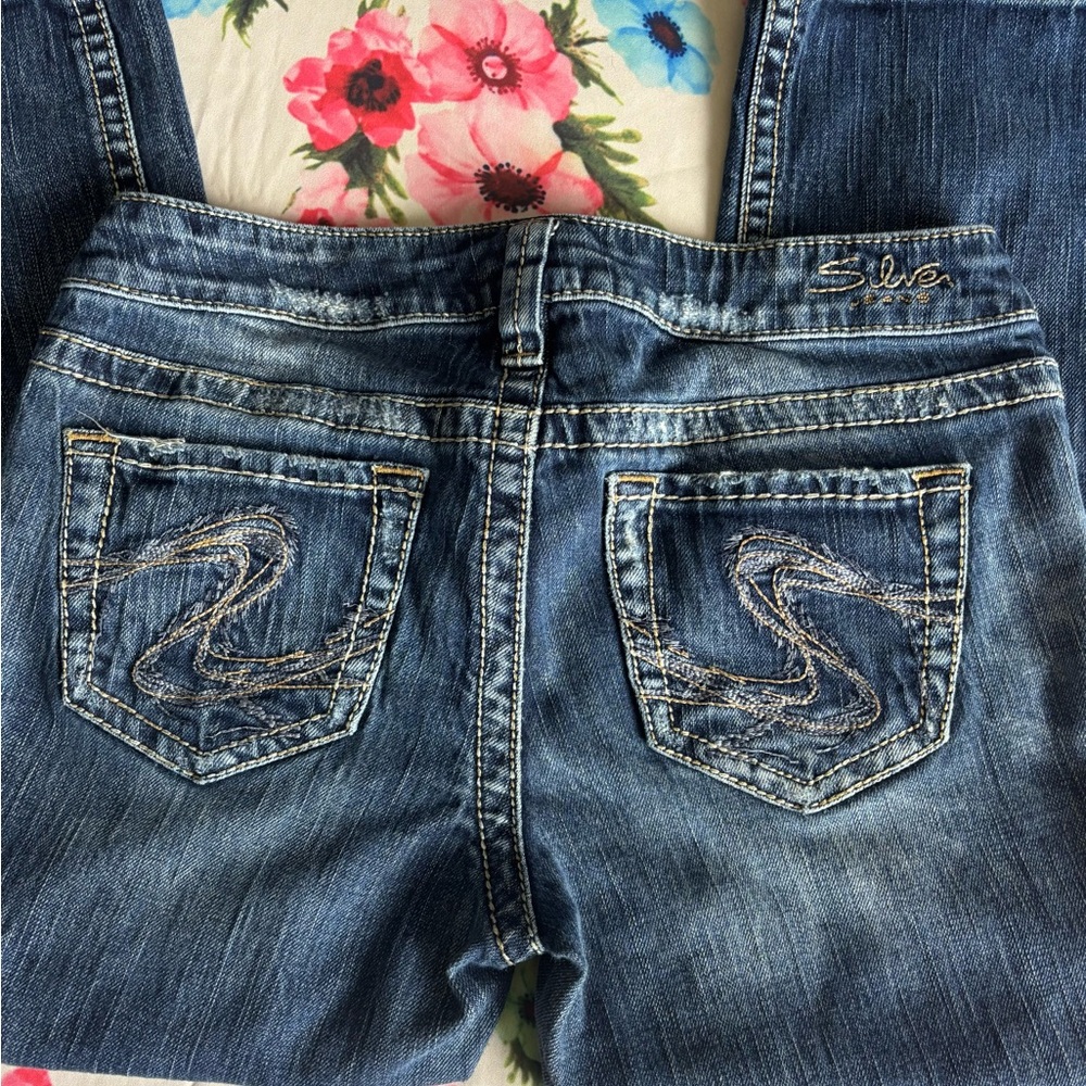 Silver Jeans Medium Blue Capri style Jeans with Embroidered Back Pockets